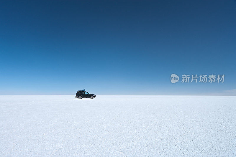 4WD在Uyuni Salar de玻利维亚Altiplano